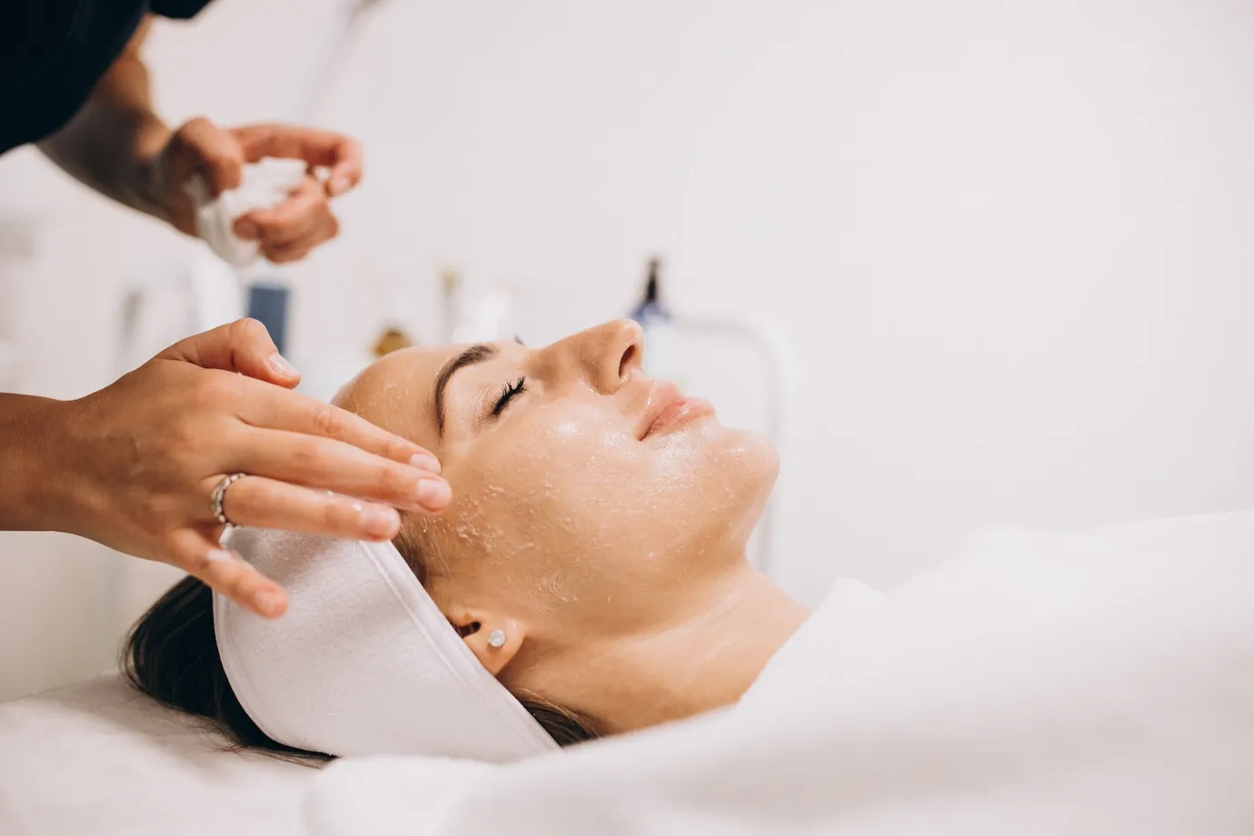 cosmetologist-cleaning-face-woma